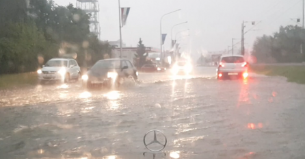 OBILNA KIŠA POTOPILA GLAVNI GRAD, SAOBRAĆAJ U KOLAPSU, VODA ULAZI U KUĆE: Evo gdje je najkritičnije stanje!