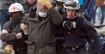 APSOLUTNI HAOS U PARIZU Gore automobili, sukobi na ulicama, a policija hapsi sve redom