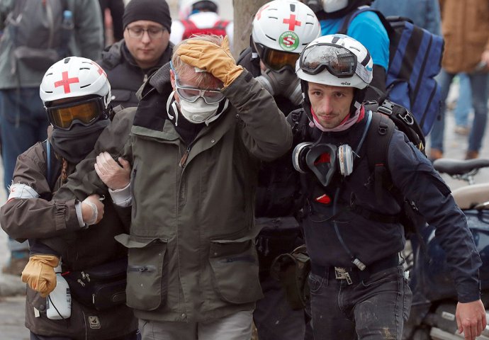 APSOLUTNI HAOS U PARIZU Gore automobili, sukobi na ulicama, a policija hapsi sve redom