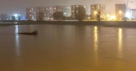 OVAKVA POPLAVA SE NE PAMTI! Grad potpuno POD VODOM, rijeka se izlila iz KORITA! Saobraćaj obustavljen, a evo šta se savjetuje GRAĐANIMA!