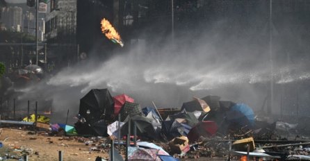 U BLOKADI SKORO SVE JAVNE SLUŽBE I SAOBRAĆAJ Ne jenjavaju krvavi protesti, policajac pogođen strijelom u nogu