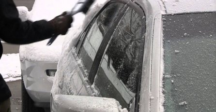 SNIJEG I LED IH UNIŠTAVAJU, ALI POSTOJI RJEŠENJE: Evo kako da vam stakla  NIKADA NE ZALEDE, ovo će vas SPASITI ZIMI!