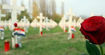 Vukovar: Na Memorijalnom groblju položene ruže i upaljeni lampioni