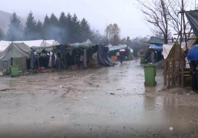 TEŠKI USLOVI: Kiša poplavila kamp na Vučjaku, vjetar uništio šatore