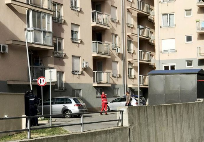 Srbija: Naoružani muškarac se zaključao u stanu, prijeti da će se ubiti