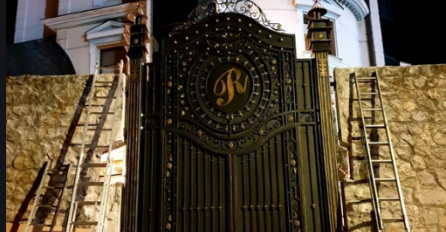 OSVANULA RASKOŠNA KAPIJA NA CECINOJ VILI: Visoka je 10 METARA , prolaznici ZANIJEMILI kako izgleda! NA NJOJ JEDNO SLOVO!