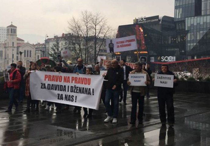 Članovi grupa "Pravda za Davida" i "Pravda za Dženana" sa transparentima ispred Parlamenta