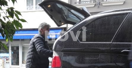 NOVI.BA PAPARAZZO/ BOSANAC U RODNOM KONJICU, SVI SU GLEDALI U NJEGOV AUTOMOBIL: Evo šta vozi legendarni HARMONIKAŠ!