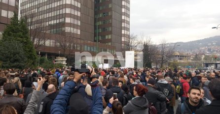 NOVI.BA NA LICU MJESTA/ Počeo protest kod zgrade Vlade FBiH : "Svi smo mi djeca iz Pazarića"