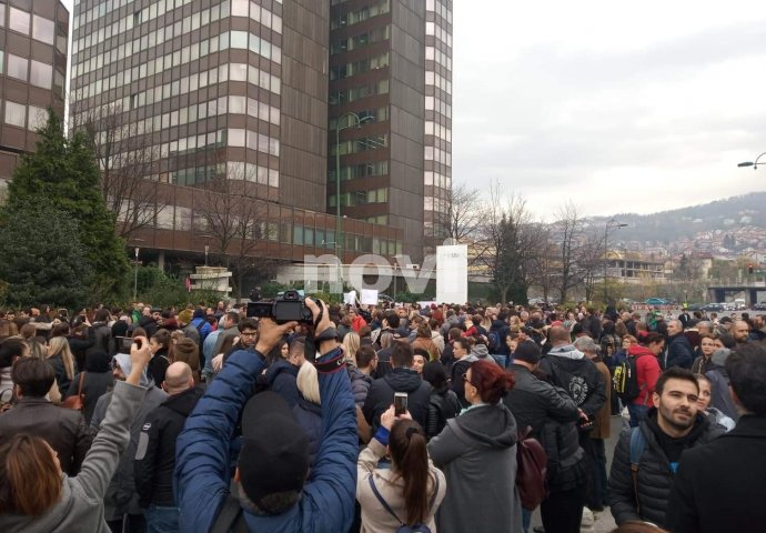 NOVI.BA NA LICU MJESTA/ Počeo protest kod zgrade Vlade FBiH : "Svi smo mi djeca iz Pazarića"