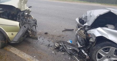 TEŽAK UDES, IMA POVRIJEĐENIH: Vozila uništena, dijelovi rasuti po cesti