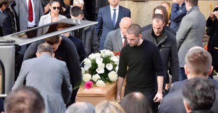 1 DETALJ NA SAHRANI MLADOG SRBINA SU SVI KOMENTARISALI: Sve se događalo u trenutku kada se iznosio KOVČEG!