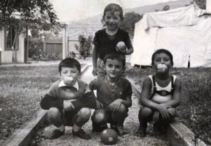 EKIPA JE TU, A KO JE OVAJ DEČKO ŠTO STOJI? DANAS JE NAJBOLJI PJEVAČ NA BALKANU: Sve njegove hitove znate napamet, KO JE ON? (FOTO)