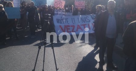 NOVI.BA NA LICU MJESTA/ GRAĐANI I DANAS PRED VLADOM FBIH: "Hoćete li i nas vezati?"
