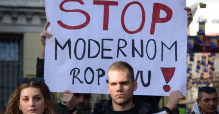 Razišli se građani koji su danas protestirali ispred Parlamenta FBiH