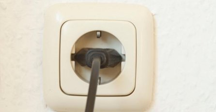 UTIČNICA U NJIHOVOM STANU JE DUGO BILA POKVARENA: Kada je električar otvorio i vidio šta je iza nje, ZAPREPASTIO SE!