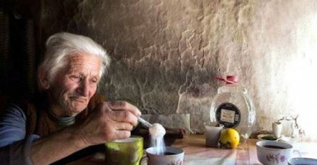 “Jedan mladić se vratio sa školovanja iz inostranstva, a na aerodromu ga je čekala majka sa suzama radosnicama u očima. ..."