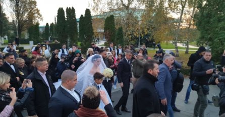 STOTINE ZVANICA DOŠLO NA VJENČANJE VIJEKA, SVI IDU ZA MLADOM: Kolone ispred hrama Svetog Save (FOTO)