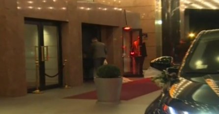 SRPSKI POLITIČAR STIGAO NA SVADBU DECENIJE, POGLEDAJTE ŠTA IM JE POKLONIO: Veljko i Bogdana u nevjerici!