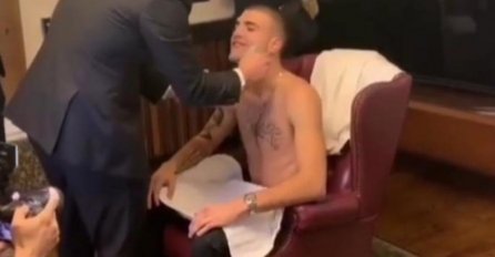 "OD ARKANA", VELJKO JE NA VJENČANJU U JEDNOM TRENUTKU RASKOPČAO KOŠULJU I SVIMA POKAZAO ŠTA JE ISPOD: Kad su ovo ugledali ZANIJEMILI SU, EVO ŠTA IMA KOD SEBE (FOTO)