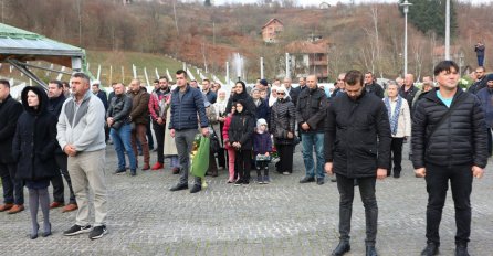 Cvijećem i Fatihom odata počast svim žrtvama genocida