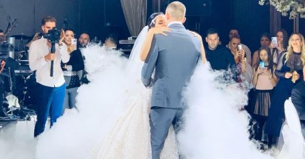 MISLILA JE DA SE NEĆE SAZNATI, POGLEDAJTE KOGA JE BOGDANA ISKOPIRALA NA SVOM VJENČANJU: Nije Cecu, VEĆ NJU, SVE ISTO, I ŠMINKA I FRIZURA, HIT (FOTO)