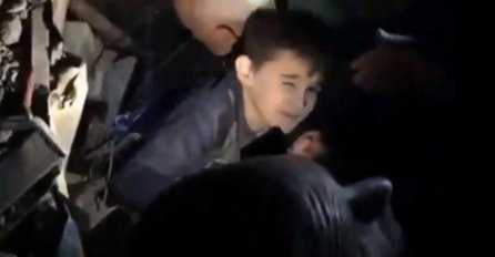 DRAMATIČNO SPASAVANJE DJEČAKA IZ RUŠEVINA U ALBANIJI: Spasioci pokušavaju da ga izvuku, dijete ne prestaje da plače (VIDEO)