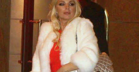 SESTRA CECE RAŽNATOVIĆ SE NA SVADBI POJAVILA U IZAZOVNOJ CRVENOJ HALJINI: Svi su samo u nju gledali, PREZGODNA PLAVUŠA UKRALA POGLEDE (FOTO)