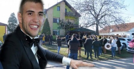 PROCURILA SLIKA IZ VELJKOVE SPAVAĆE SOBE U TITELU, EVO GDJE SPAVA MALI ŽELJKO: Svi gledaju u jedan detalj, PARA OČI! (FOTO)