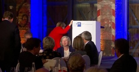 ANGELA MERKEL SE SAMO SRUŠILA NA POD, SVI SKOČILI: Procurio snimak koji javnost nije SMJELA VIDJETI (VIDEO)