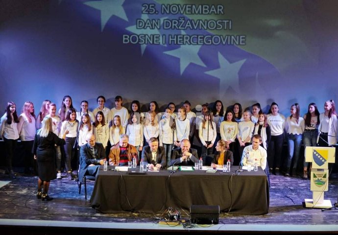 BZK Preporod Konjic povodom 25. novembra-Dana državnosti Bosne i Hercegovine organizovao je izložbu fotografija o zločinu nad Bošnjacima Nevesinja