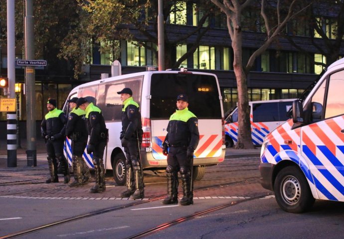 NAPADAČ U BIJEGU: U Haagu izbodena tri maloljetnika