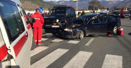 TEŠKA SAOBRAĆAJNA NESREĆA KOD MOSTARA: Ekipe hitne pomoći na licu mjesta zbrinjavaju unesrećene! 