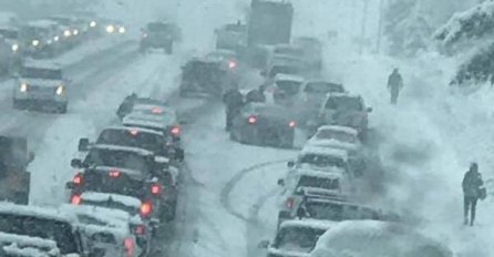 CIJELI GRAD U KOLAPSU, STRAVIČNA OLUJA BLOKIRALA GRAD: Hiljade ljudi zarobljeni čekaju, zatvoreni svi aerodromi!