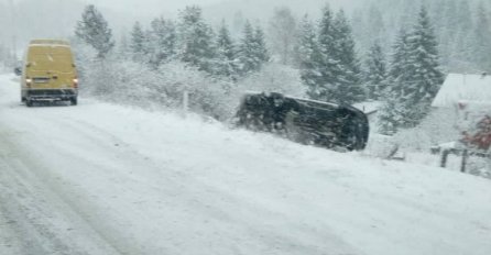 Nesreća na Nišićima: Vozilo se prevrnulo u jarak