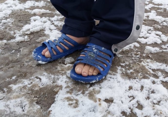 STANJE KATASTROFALNO Snijeg i led prekrili kamp Vučjak: Šatori se urušili, migranti u papučama