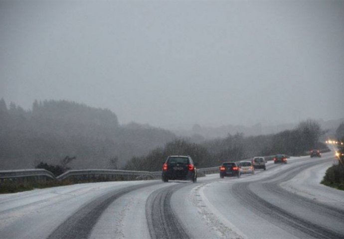 VOZAČI, OPREZNO: Snijeg i poledica na putevima