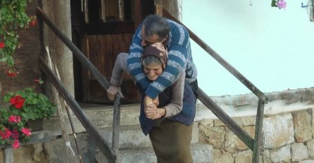 OLGA (77) JE MAJKA HRABROST, CIJELI ŽIVOT NA LEĐIMA NOSI SVOG BOLESNOG SINA (59): Tako je sa njim i brda prelazila, A KAD VIDITE ŠTA ON RADI u ovoj prostoriji, SUZE ĆE VAM KRENUTI!