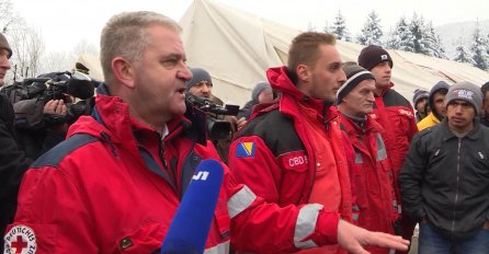 STANJE IZUZETNO TEŠKO Migranti u Vučjaku odbijaju jesti hranu iz Crvenog krsta