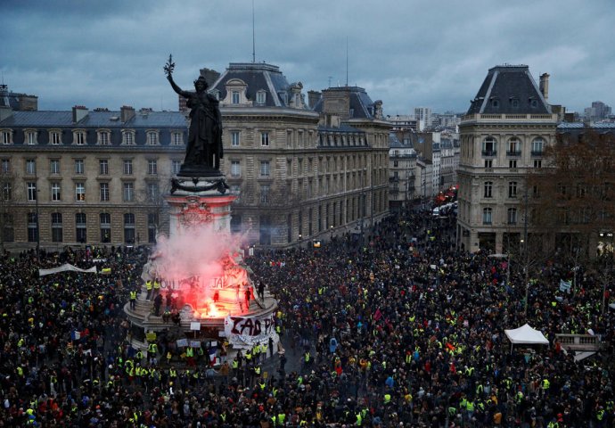 Najavljeni novi protesti u Francuskoj, stotine hiljade ljudi u štrajku