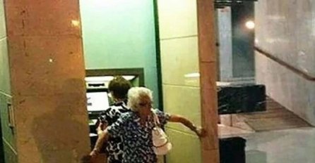 FOTOGRAFIJA BAKE ISPRED BANKOMATA POSTALA HIT MILENIJUMA: Postoje dva razloga zašto je u OVOM POLOŽAJU, nikad NEĆETE POGODITI!