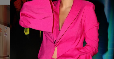 CECINA KĆERKA OBJAVILA PROVOKATIVNU SLIKU, ALI SVI SU GLEDALI U MOMKA IZA NJE: Ona ga nije ni primijetila, EVO ŠTA RADI!