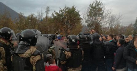 Specijalna jedinica na deponiji kod Mostara, građani pružaju otpor