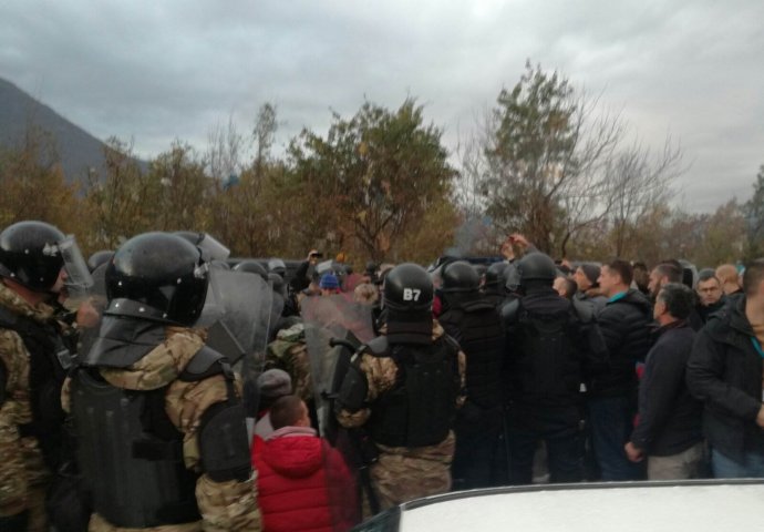 Specijalna jedinica na deponiji kod Mostara, građani pružaju otpor
