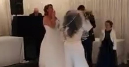 SKANDAL NA VJENČANJU! Uletjela žena u vjenčanici, tukla mladoženju buketom i vikala: TREBALO JE DA TO BUDEM JA (VIDEO)