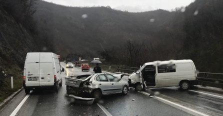 ŽESTOK SUDAR NA MAGISTRALNOM PUTU M-17: Dvije osobe prevezene u bolnicu, saobraćaj otežan