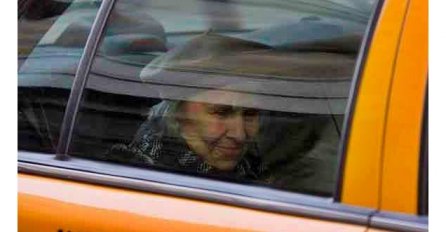 “Meni se nikud ne žuri, idem u starački dom”, kazala je. Pogledao sam u retrovizor. Oči su joj se zacaklile."