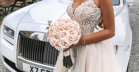 ZANOSNA PLAVUŠA OBUKLA BIJELU VJENČANICU, KREM SANDALE I OTIŠLA NA SVOJU SVADBU: Kad su gosti ugledali mladoženju, popadali su od SMIJEHA! Za koga se ovo UDAJE?!