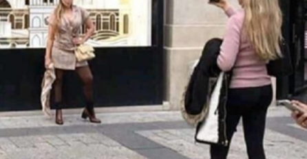 POLUDJET ĆETE OD BIJESA KAD VIDITE DRUGI DIO FOTOGRAFIJE: Dotjerane gospođe se slikaju ispred luksuzne prodavnice, a pored njih – BRUKA I SRAMOTA!