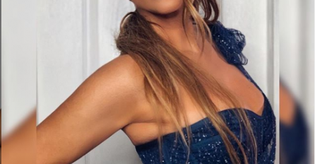 ANA NIKOLIĆ OBJAVILA PROVOKATIVNU SLIKU, ALI NIJE UOČILA OVU ŽENU: Sad joj se svi smiju, pogledajte KO JOJ JE UPAO U KADAR (FOTO)